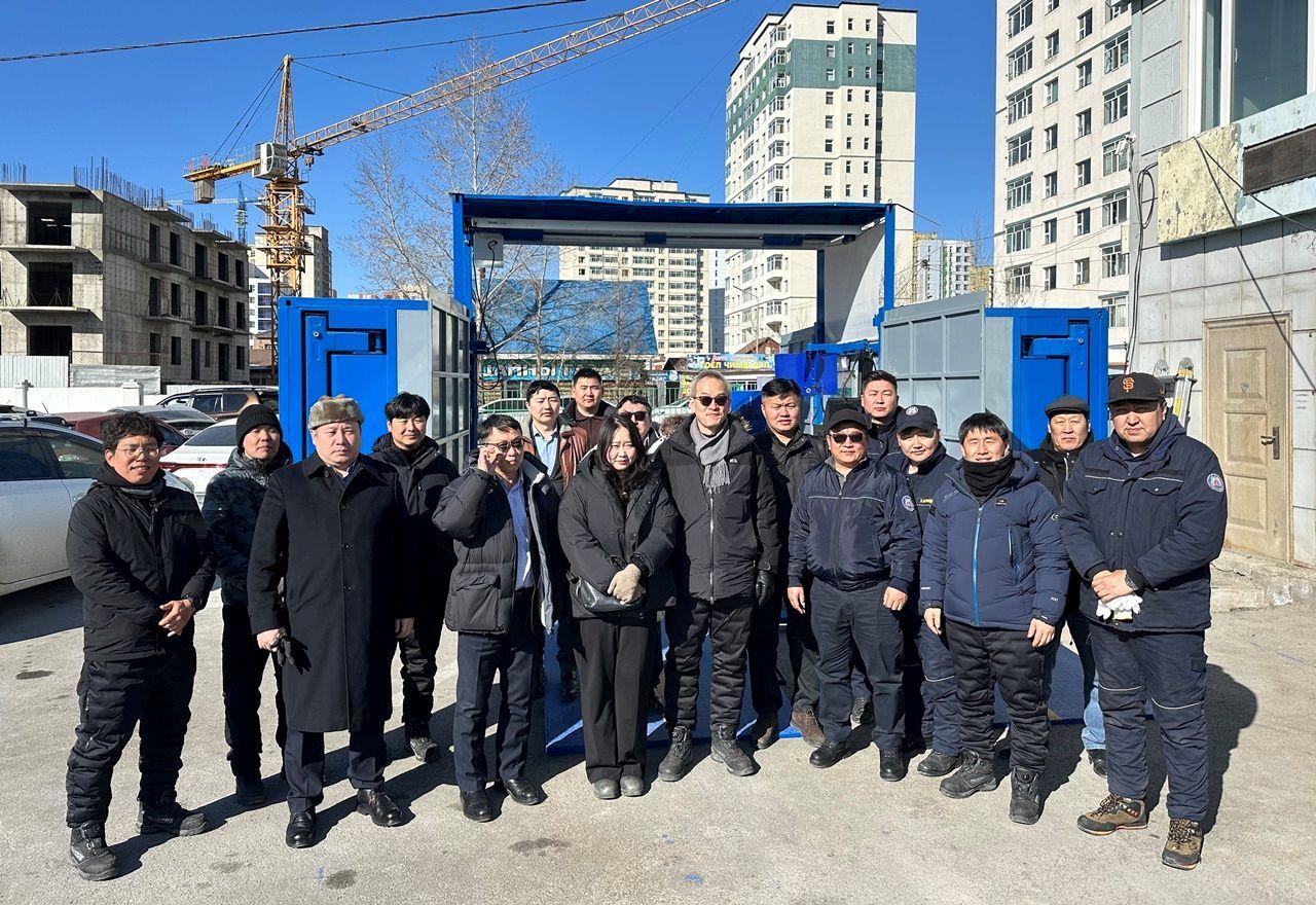 본문 이미지 - 한국교통안전공단과 관계기관 사람들이 몽골 자동차 검사장비 구축 기념촬영을 하고 있다.(한국교통안전공단 제공)뉴스1ⓒ news1