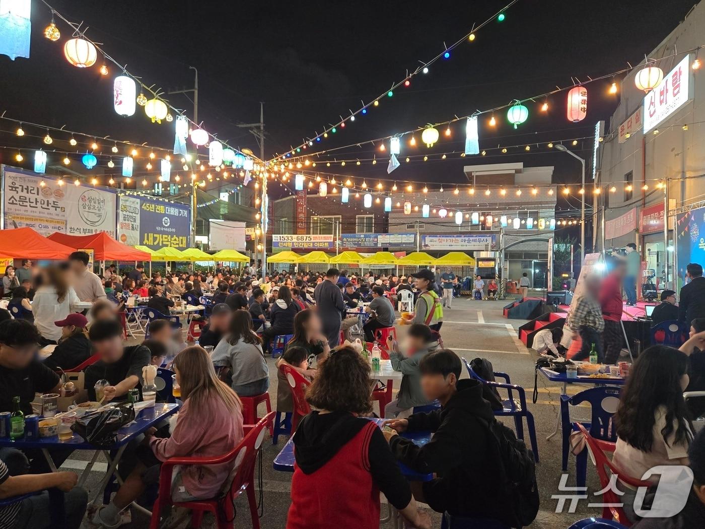 본문 이미지 - 청주 육거리 야시장 만원.( 시 제공. 재판매 및 DB금지)