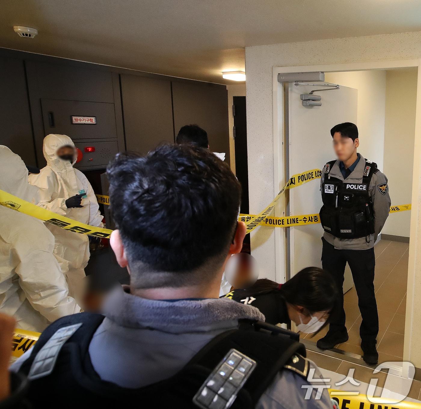 본문 이미지 - 17일 부산 부산진구 한 아파트에서 50대 현직 항공사 기장 A 씨가 흉기에 찔려 숨진 채 발견된 가운데 경찰 과학수사대 관계자들이 사건 현장을 조사하고 있다. 용의자 B 씨는 A 씨와 같은 항공사에서 근무했던 부기장이며, 경찰은 범행 직후 달아난 용의자를 추적하고 있다. 2026.3.17 ⓒ 뉴스1 윤일지 기자