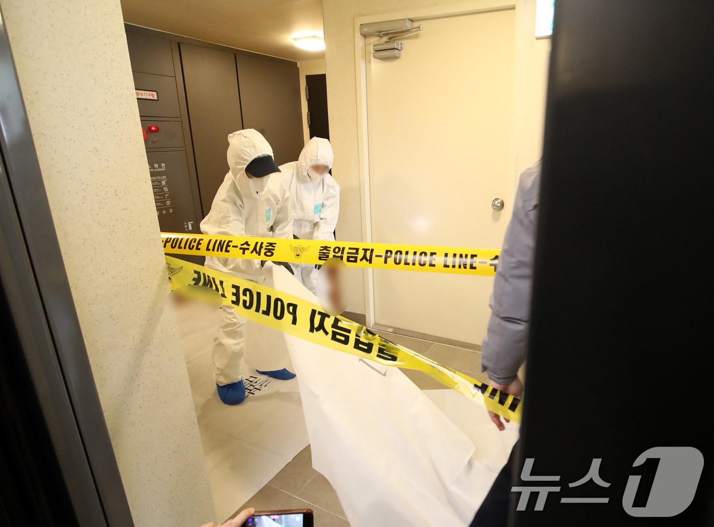 본문 이미지 - 17일 부산 부산진구 한 아파트에서 50대 현직 항공사 기장 A 씨가 흉기에 찔려 숨진 채 발견된 가운데 경찰 과학수사대 관계자들이 사건 현장을 조사하고 있다. 용의자 B 씨는 A 씨와 같은 항공사에서 근무했던 부기장이며, 경찰은 범행 직후 달아난 용의자를 추적하고 있다. 2026.3.17 ⓒ 뉴스1 윤일지 기자