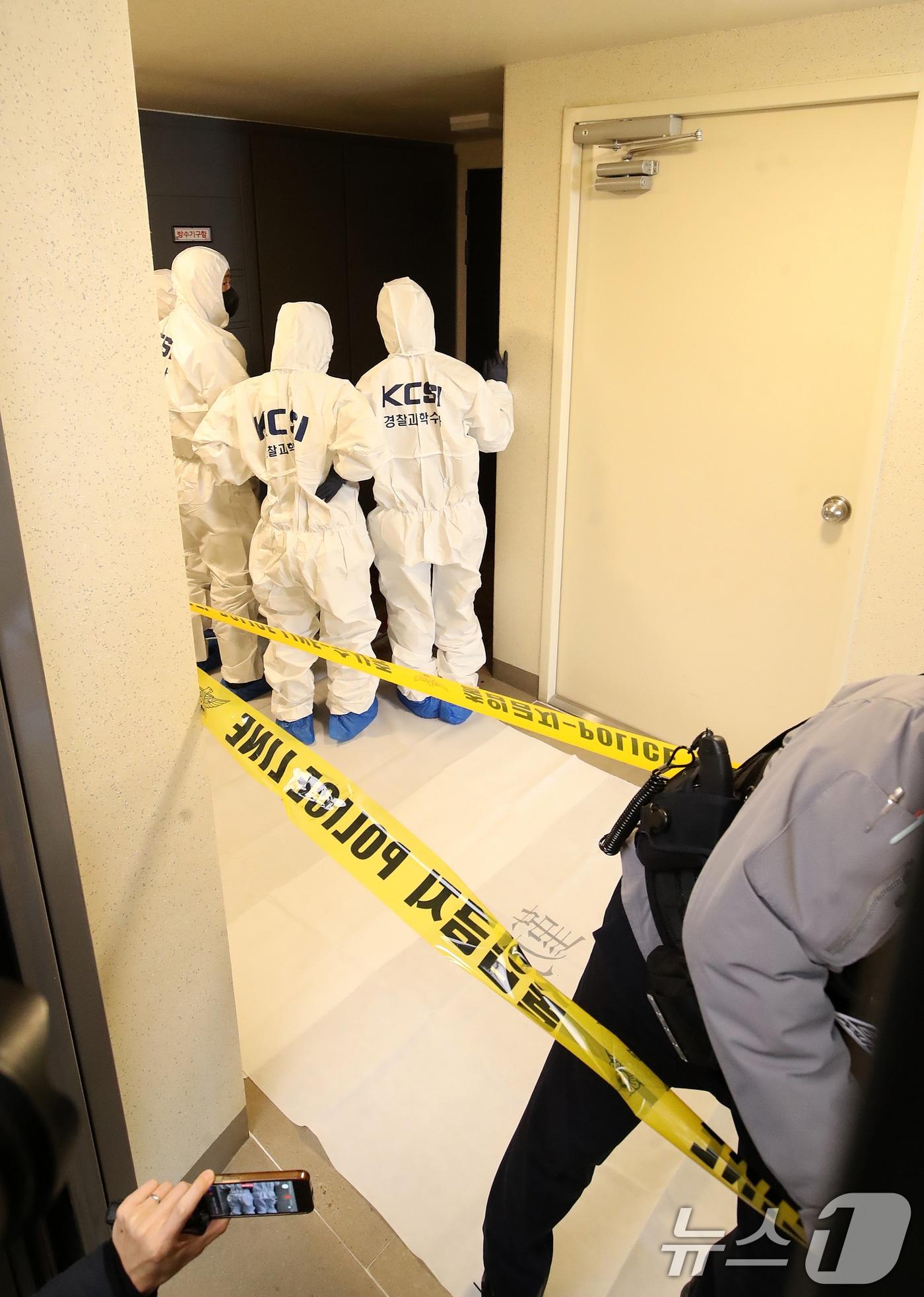 본문 이미지 - 17일 부산 부산진구 한 아파트에서 50대 현직 항공사 기장 A 씨가 흉기에 찔려 숨진 채 발견된 가운데 경찰 과학수사대 관계자들이 사건 현장을 조사하고 있다. 용의자 B 씨는 A 씨와 같은 항공사에서 근무했던 기장이며, 경찰은 범행 직후 달아난 용의자를 추적하고 있다. 2026.3.17 ⓒ 뉴스1 윤일지 기자