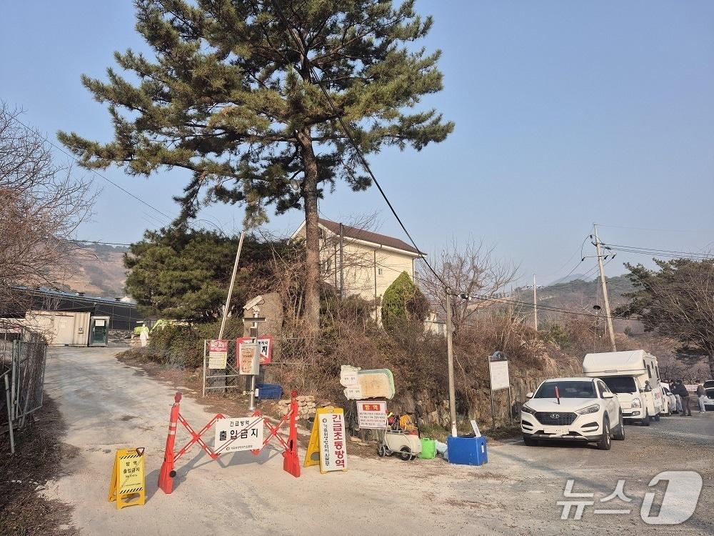 본문 이미지 - 방역당국이 아프리카돼지열병 확진 판정을 받은 경남 산청군 한 양돈농장 출입을 통제하고 있다.(경남도 제공. 재판매 및 DB금지)