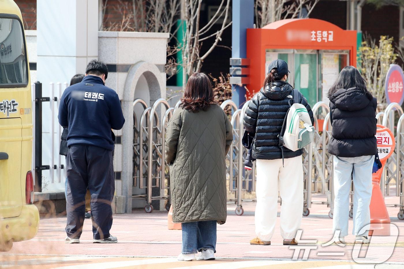 본문 이미지 - 대구 북구의 한 초등학교 앞에서 학부모들이 하교 시간을 앞두고 교문 앞에서 자녀를 기다리고 있다. 2026.3.17 (사진은 기사 내용과 무관함) / 뉴스1 ⓒ News1ⓒ 뉴스1 공정식 기자