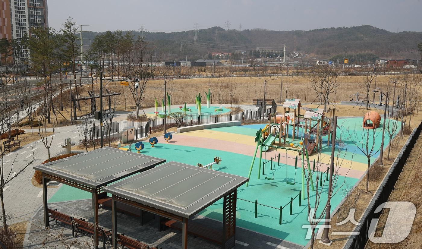 본문 이미지 - 지난 16일 오후 대구 북구의 한 놀이터에서 초등학생이 K2 소총탄 탄두로 추정되는 물체에 맞아 다치는 사고가 발생한 가운데 17일 육군이 모든 부대의 개인화기 사격훈련을 전면 중지하고 안전점검에 나서기로 했다. 2026.3.17 ⓒ 뉴스1 공정식 기자