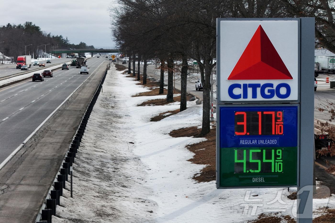 본문 이미지 - 5일(현지시간) 미국 메인주 케네벙크의 한 고속도로 휴게소 주유소에 휘발유와 경유 가격이 표시돼 있다. 로이터는 16일 연료 가격 추적 업체 가스버디 자료를 인용, 미국 전국 평균 경유 소매 가격이 갤런당 5달러를 넘어섰다고 보도했다. 이는 러시아의 우크라이나 침공 직후인 2022년 12월 이후 역대 두 번째다. 2026.03.05. ⓒ 로이터=뉴스1