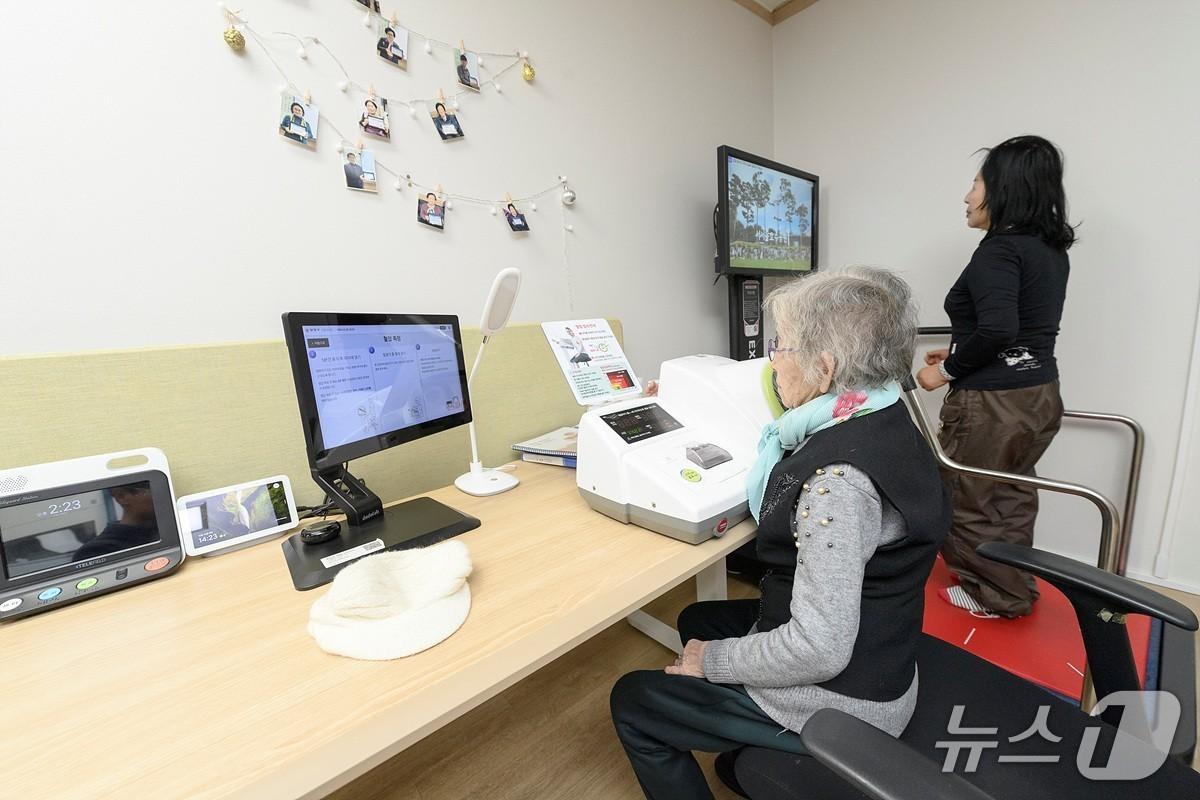 본문 이미지 - 스마트경로당에서 건강관리 중인 어르신들.(양천구 제공)