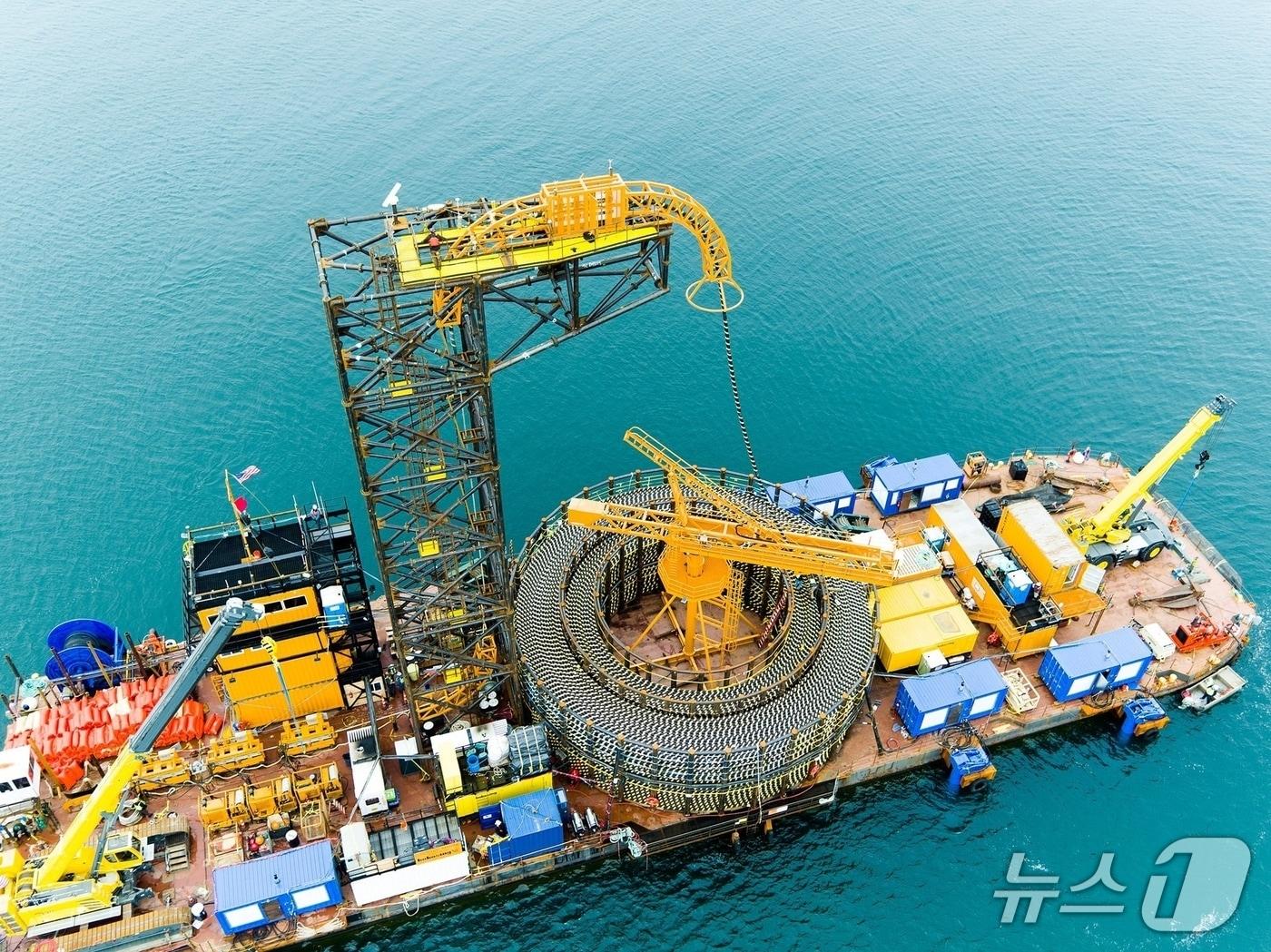 본문 이미지 - LS전선이 미국 해상풍력단지에서 해저케이블을 시공하고 있다(LS전선 제공). ⓒ 뉴스1