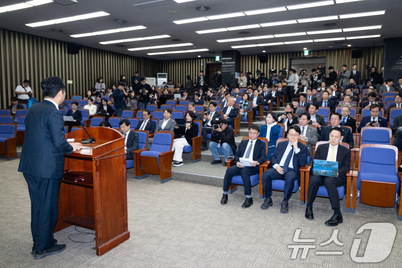 본문 이미지 - 정청래 더불어민주당 대표가 17일 서울 여의도 국회에서 열린 의원총회에서 모두 발언을 하고 있다. 2026.3.17 ⓒ 뉴스1 유승관 기자