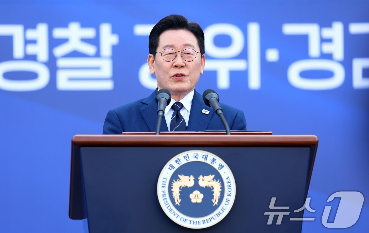 본문 이미지 - 이재명 대통령이 17일 충남 아산시 경찰대학에서 열린 신임 경찰 경위·경감 임용식에서 축사를 하고 있다. (청와대통신사진기자단) 2026.3.17 ⓒ 뉴스1 이재명 기자