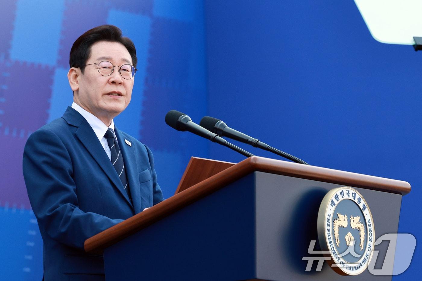 본문 이미지 - 이재명 대통령이 17일 충남 아산 경찰대학 본관 앞 잔디광장에서 열린 신임 경찰·경감 임용식에서 축사를 하고 있다. (청와대통신사진기자단) 2026.3.17 ⓒ 뉴스1 허경 기자