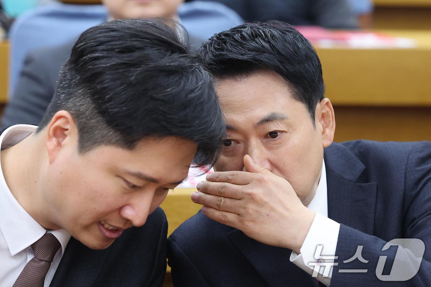 본문 이미지 - 장동혁 국민의힘 대표가 지난 3월 17일 서울 여의도 국회 의원회관에서 열린 중앙청년위원회·중앙대학생위원회·전국청년지방의원협의회 합동발대식에서 우재준 최고위원에게 귓속말 하고  있다. 2026.3.17 ⓒ 뉴스1 신웅수 기자
