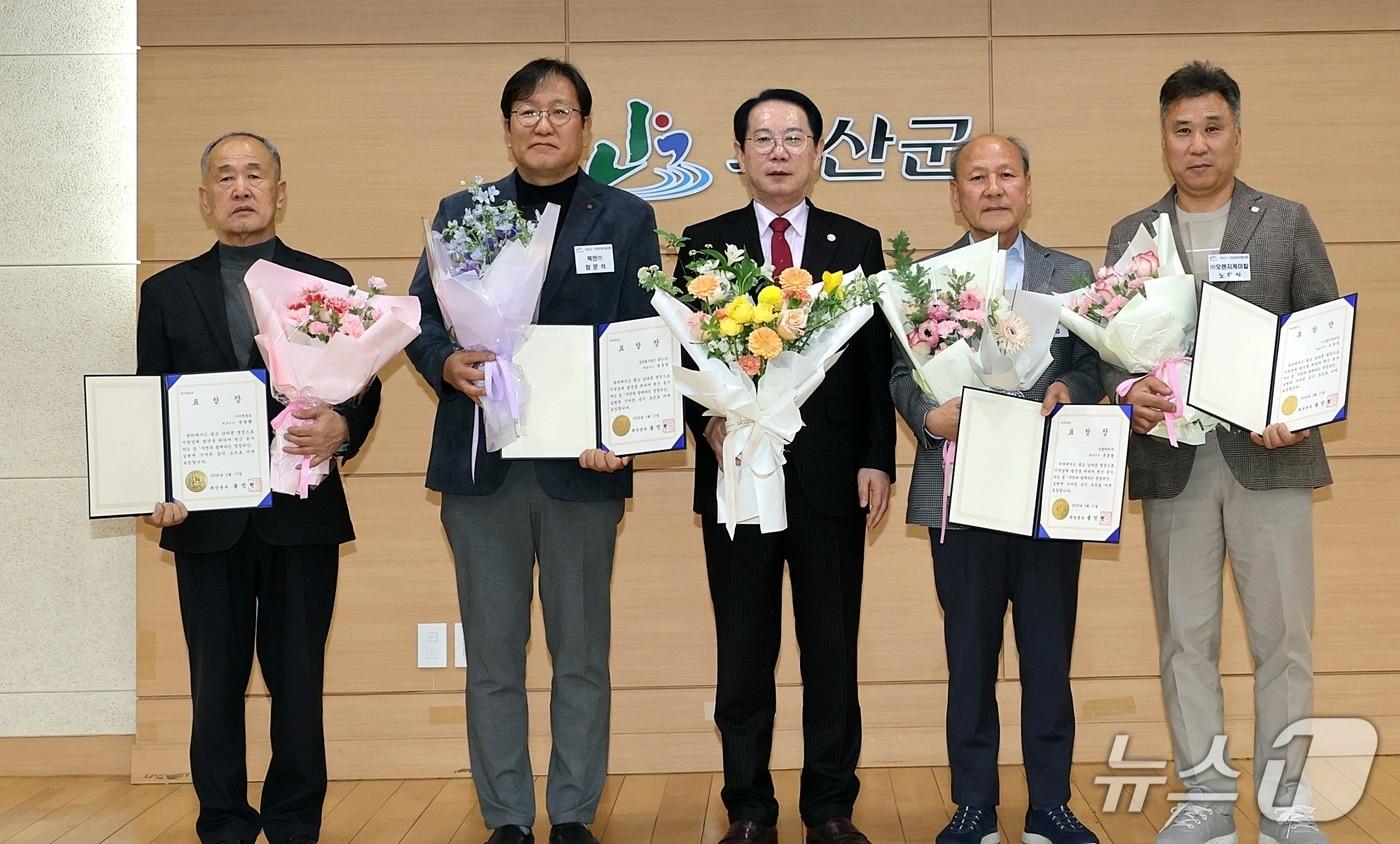 본문 이미지 - 17일 열린 괴산군 기업경영인협의회에서 수상자들이 기념촬영을 하고 있다.(괴산군 제공. 재판매 및 DB금지)