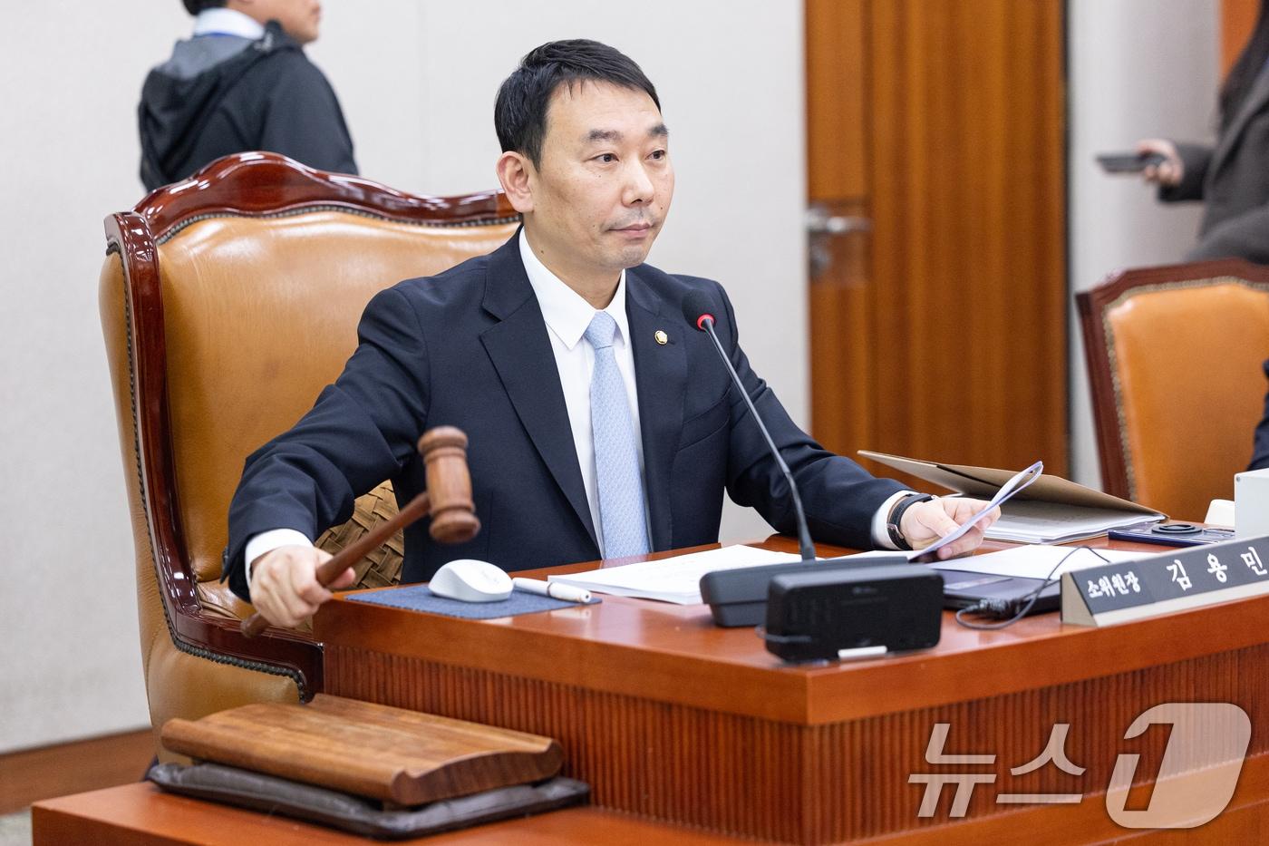 본문 이미지 - 17일 서울 여의도 국회에서 열린 제433회국회(임시회) 법제사법위원회 제2차 법안심사제1소위원회에서 깅용민 소위원장이 의사진행을 하고 있다. 2026.3.17 ⓒ 뉴스1 이승배 기자