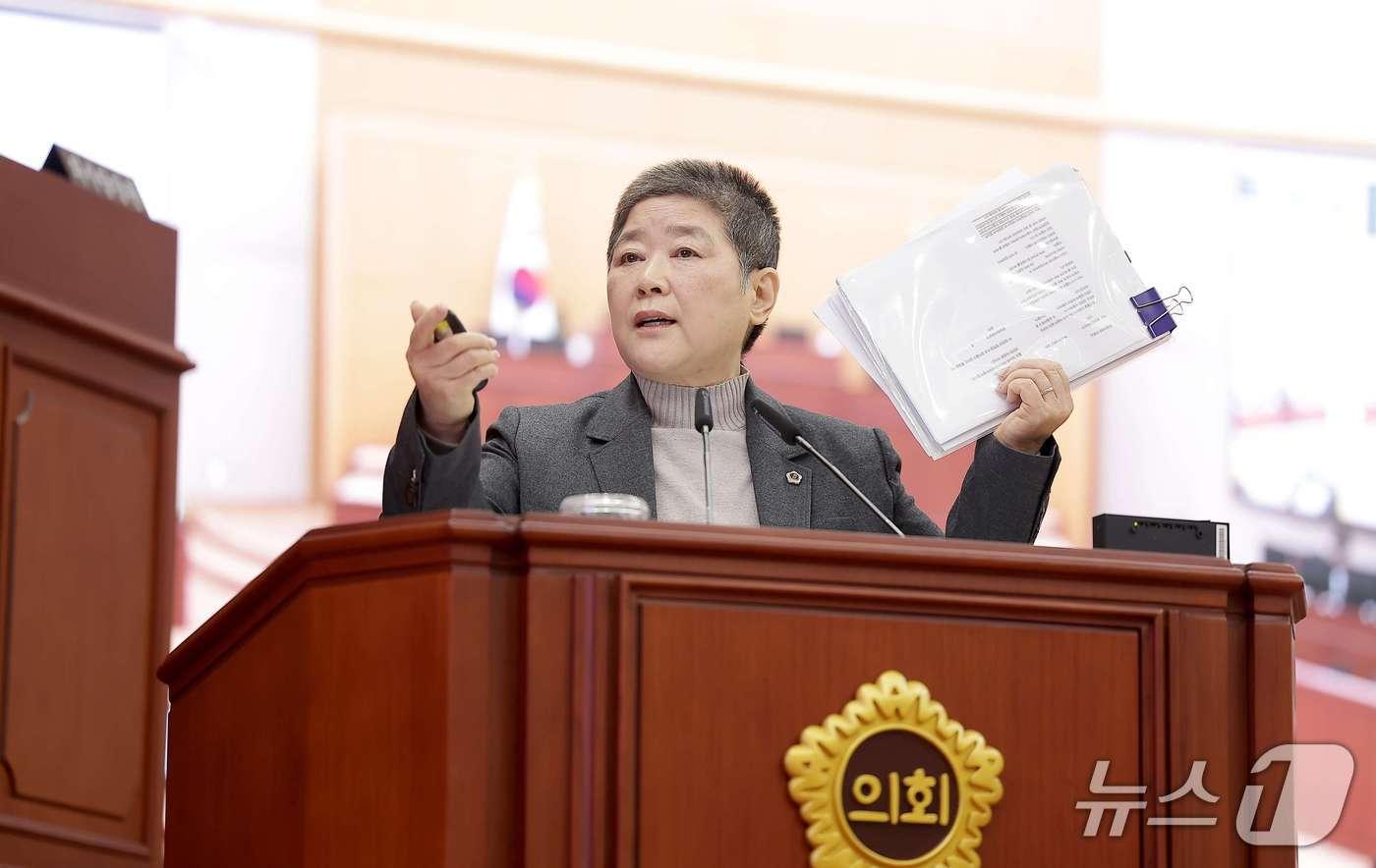 본문 이미지 - 안경자 대전시의원이 17일 295회 임시회 2차 본회의에서 중앙로지하상가 운영 문제에 대해 시정질문을 하고 있다, (시의회 제공) / 뉴스1