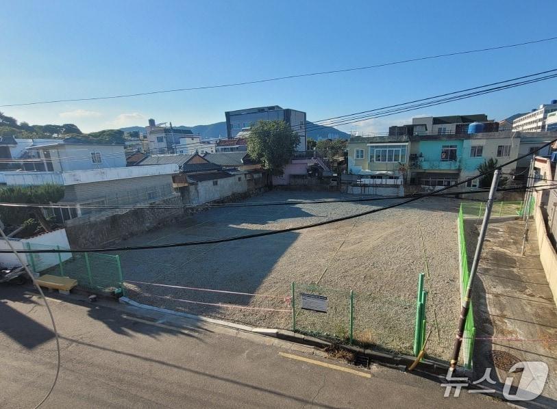 본문 이미지 - 김해시가 주차난 해소를 위해 도심 속에 방치된 유휴부지를 활용한 임시 주차장 조성에 나선다. 사진은 시가 조성한 공한지 임시 공영 주차장.(김해시 제공. 재판매 및 DB금지)