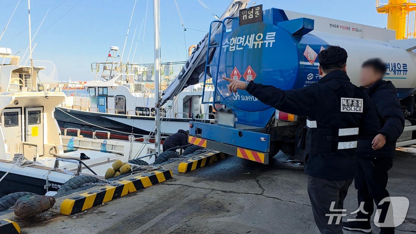 본문 이미지 - 경북 포항해양경찰서가 미국과 이란의 무력사태로 인한 유가 폭등에 편승해 해상 석유 불법 유통행위가 기승을 부릴 것으로 보고 특별단속에 들어갔다.(포항해양경찰서 제공, 재판매 및 DB금지) 2026.3.17/뉴스1 