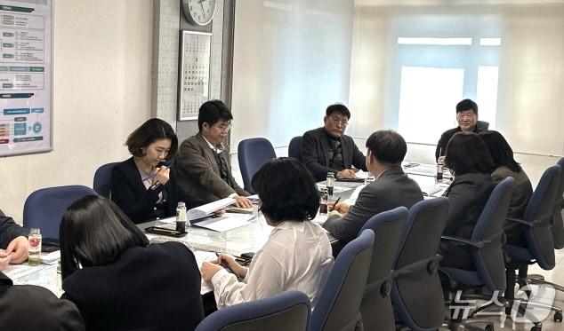 본문 이미지 - 17일 전주시 부시장실에서 전주시 국제교류협력 중장기(2026~2030년) 계획 수립 연구 착수보고회’가 개최됐다.(전주시 제공, 재판매 및 DB 금지)/뉴스1