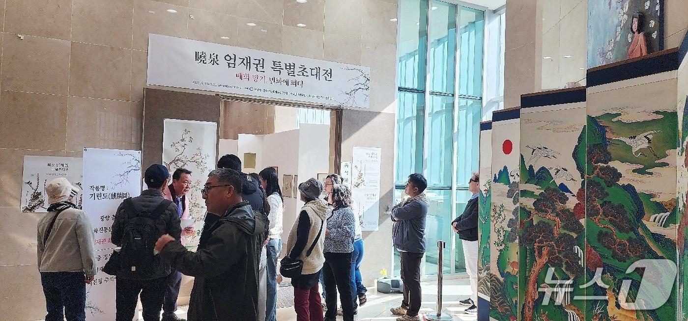 본문 이미지 - 엄재권 화백의 민화 특별 초대전 