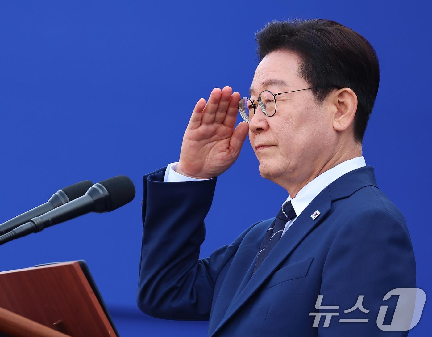 본문 이미지 - 이재명 대통령이 17일 충남 아산시 경찰대학에서 열린 신임 경찰 경위·경감 임용식에서 신임 경찰관들의 경례를 받고 있다. (청와대통신사진기자단) 2026.3.17 ⓒ 뉴스1 이재명 기자