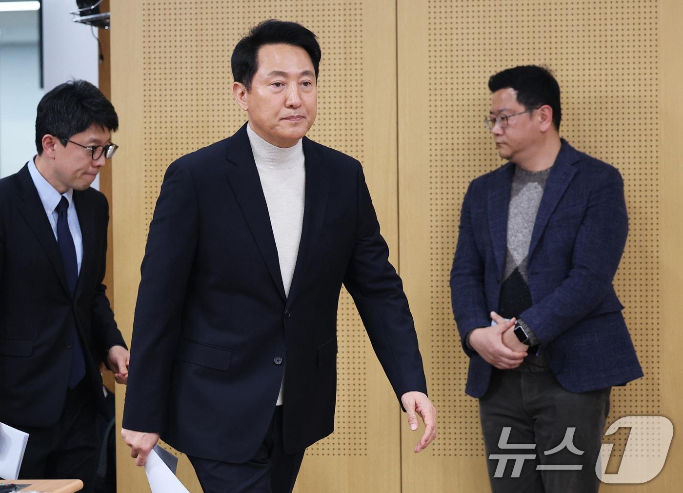 본문 이미지 - 오세훈 서울시장이 6·3지방선거 국민의힘 서울시장 후보자 추가 공천 접수 마감일인 17일 오후 서울시청 브리핑룸에서 공천 신청과 관련한 입장을 밝히기 위해 들어서고 있다. 왼쪽은 김병민 정무부시장.  2026.3.17 ⓒ 뉴스1 오대일 기자