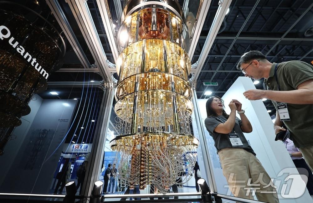 본문 이미지 - '퀀텀코리아 2025'에서 관람객들이 양자컴퓨터 모형을 살펴보고 있다. 2025.6.24/뉴스1
