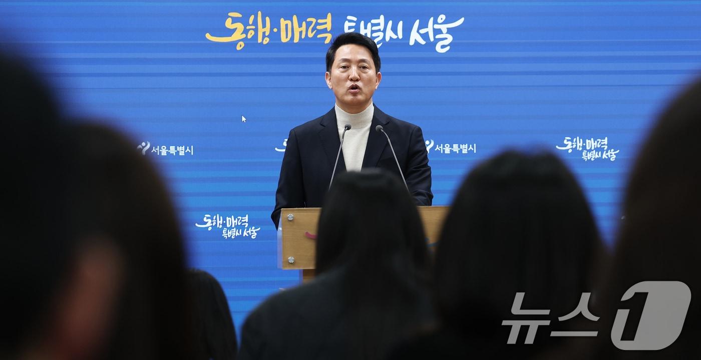 본문 이미지 - 오세훈 서울시장이 6·3지방선거 국민의힘 서울시장 후보자 추가 공천 접수 마감일인 17일 오후 서울시청 브리핑룸에서 공천 신청과 관련한 입장을 밝히고 있다. 오 시장은 이 자리에서 "서울시민에 대한 책임감과 선당후사의 정신으로 국민의힘 서울시장 후보 등록을 한다＂고 밝혔다. 2026.3.17 ⓒ 뉴스1 오대일 기자