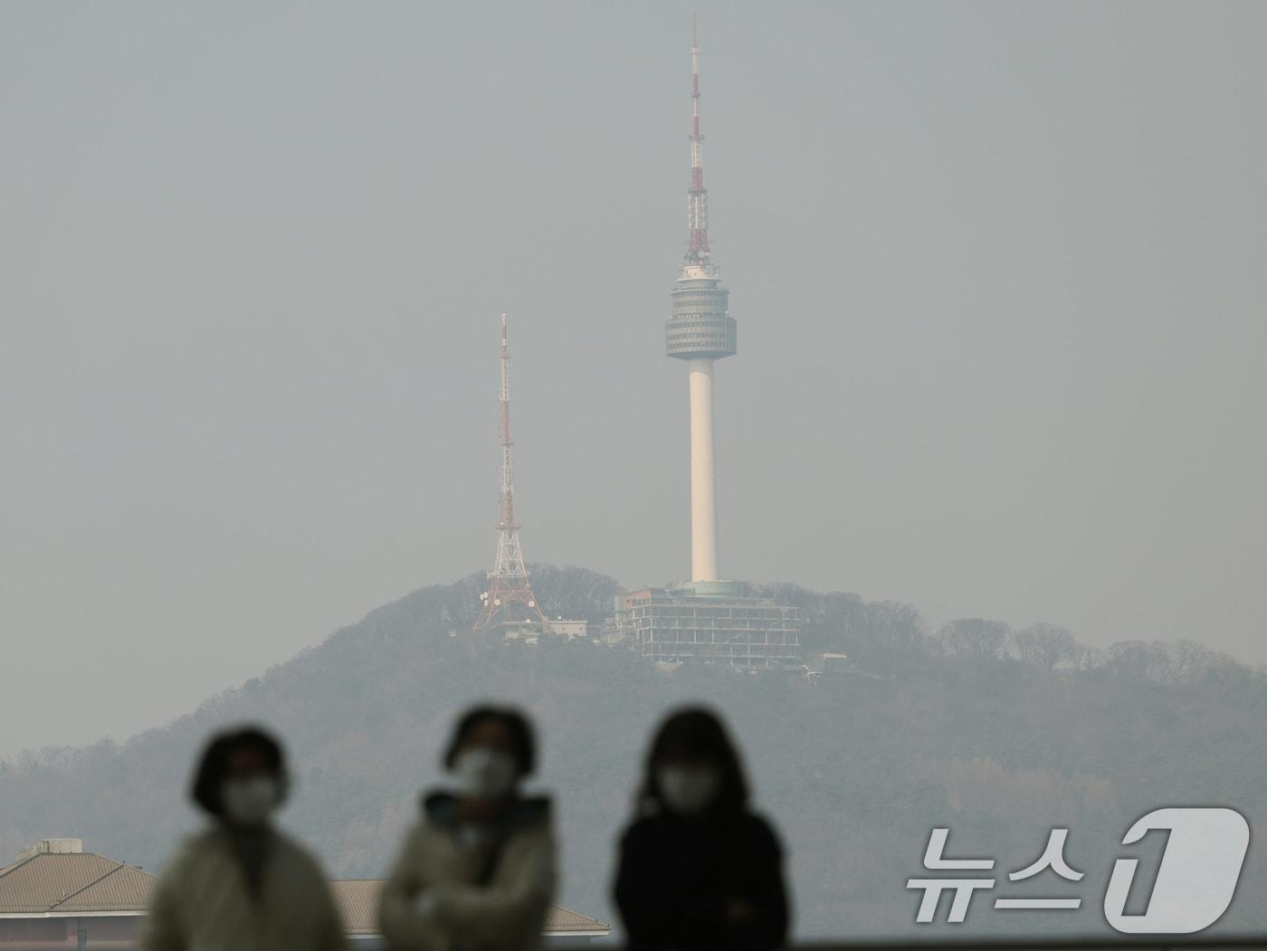 본문 이미지 - 미세먼지 비상저감조치가 발령된 17일 오후 서울 용산구 국립중앙박물관에서 바라본 남산 N서울타워가 흐리게 보이고 있다. 2026.3.17 ⓒ 뉴스1 황기선 기자
