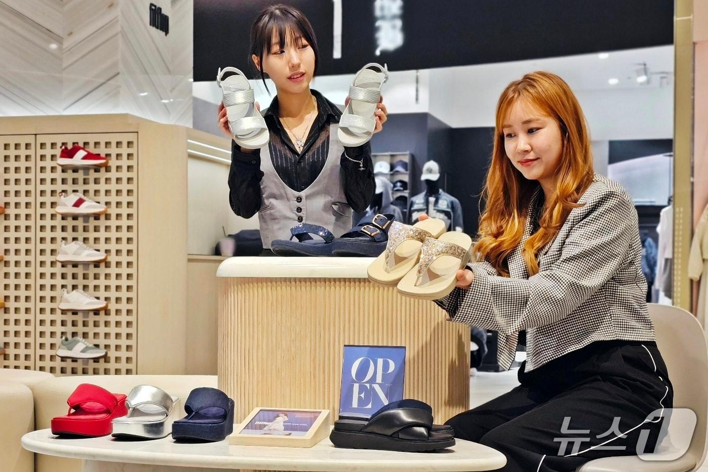 본문 이미지 - 신세계백화점 센텀시티 관계자들이 핏플랍 제품을 소개하고 있다.(신세계 센텀시티 제공. 재판매 및 DB 금지)