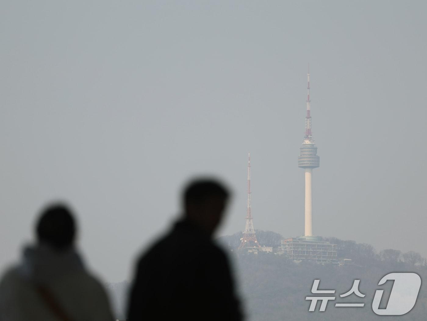 본문 이미지 - 미세먼지 비상저감조치가 발령된 17일 오후 서울 용산구 국립중앙박물관에서 바라본 남산 N서울타워가 흐리게 보이고 있다. 2026.3.17 ⓒ 뉴스1 황기선 기자