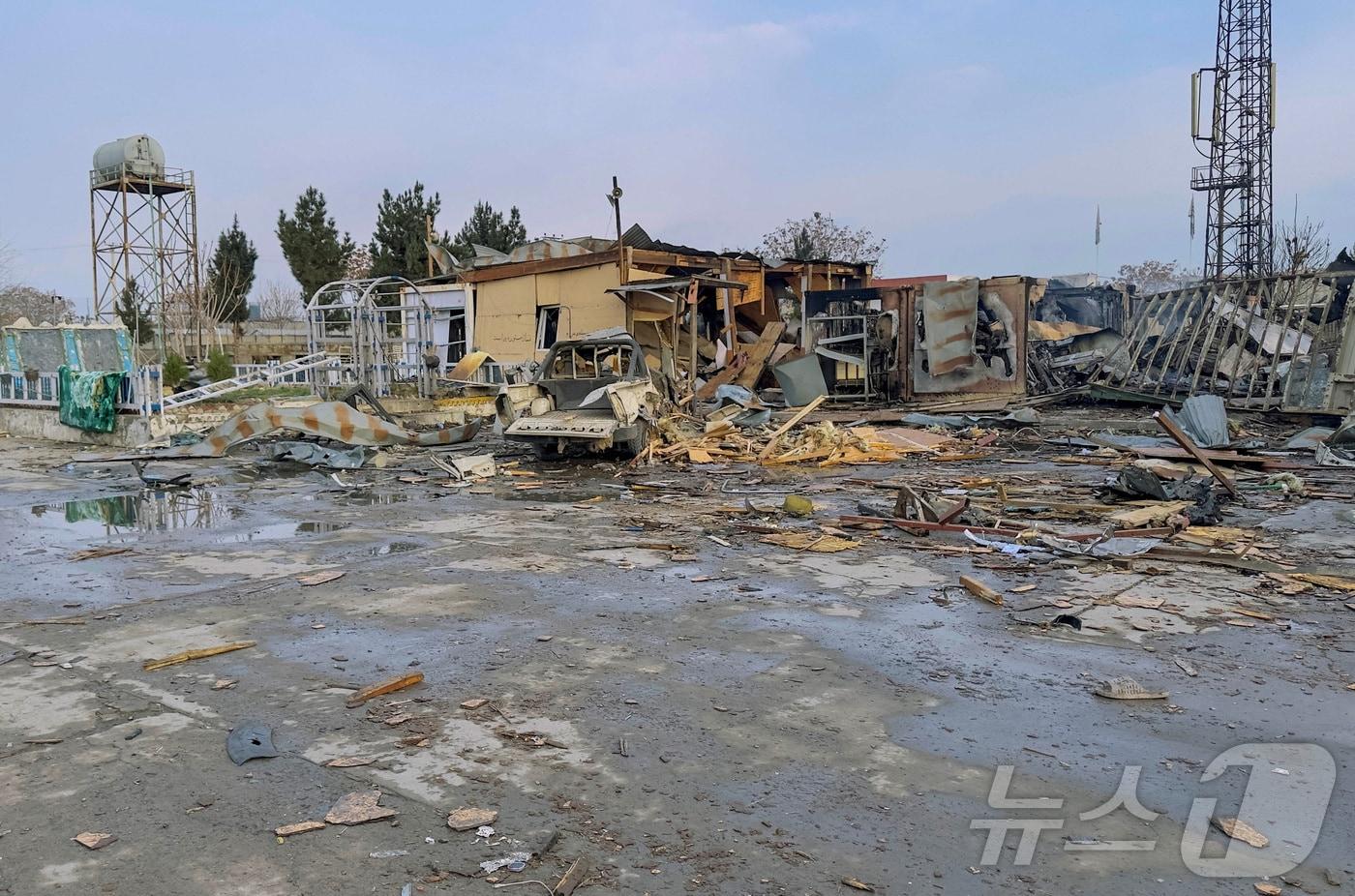 본문 이미지 - 17일(현지시간) 아프가니스탄 수도 카불에서 탈레반 정권이 파키스탄 공습이라고 주장한 공격으로 파괴된 마약중독자 재활병원 부지에 잔해가 흩어져 있다. 2026.03.17. ⓒ 로이터=뉴스1