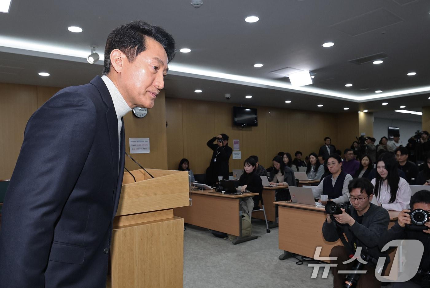 본문 이미지 - 오세훈 서울시장이 6·3지방선거 국민의힘 서울시장 후보자 추가 공천 접수 마감일인 17일 오후 서울시청 브리핑룸에서 공천 신청과 관련한 입장을 밝힌 후 자리를 뜨고 있다. 오 시장은 이 자리에서 "서울시민에 대한 책임감과 선당후사의 정신으로 국민의힘 서울시장 후보 등록을 한다＂고 밝혔다. 2026.3.17 ⓒ 뉴스1 오대일 기자