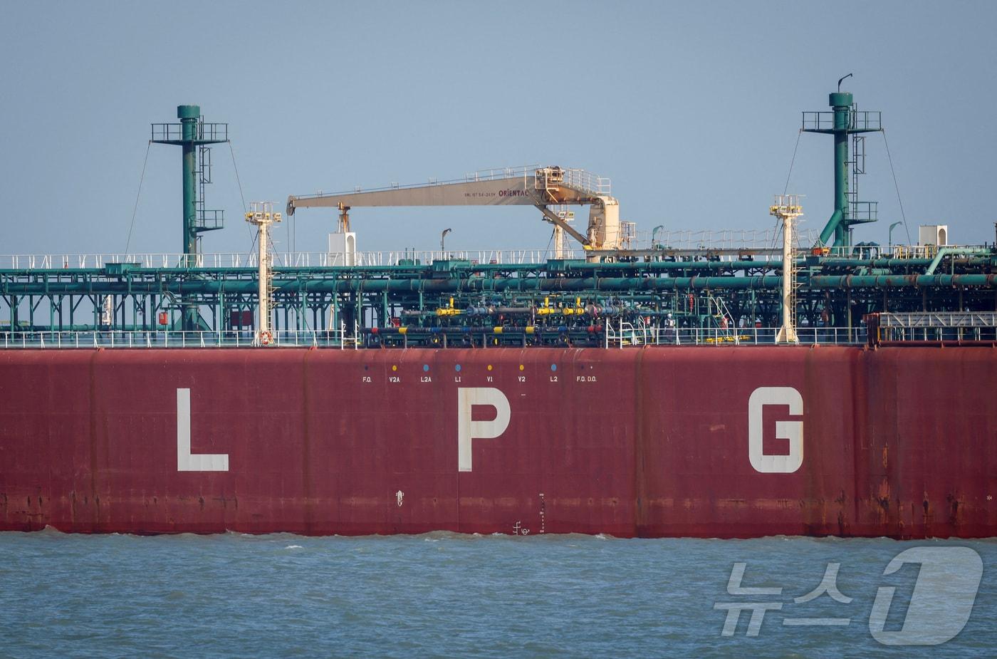 본문 이미지 - 이란 전쟁 국면에서 인도의 액화석유가스(LPG) 운반선 시발릭호가 16일(현지시간) 호르무즈 해협을 거쳐 인도 구자라트주 문드라항에 도착하고 있다. 2026.03.16. ⓒ 로이터=뉴스1