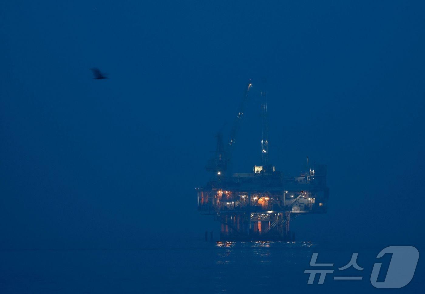 본문 이미지 - 16일(현지시간) 미국 캘리포니아주 실비치에 위치한 해상 석유·가스 플랫폼 에스더의 모습. 도널드 트럼프 미국 행정부는 비상 권한을 사용하여 석유·가스 회사 세이블 오프쇼어에 캘리포니아 해안에서 석유 생산을 재개하도록 명령했다. 2026.03.17. ⓒ AFP=뉴스1