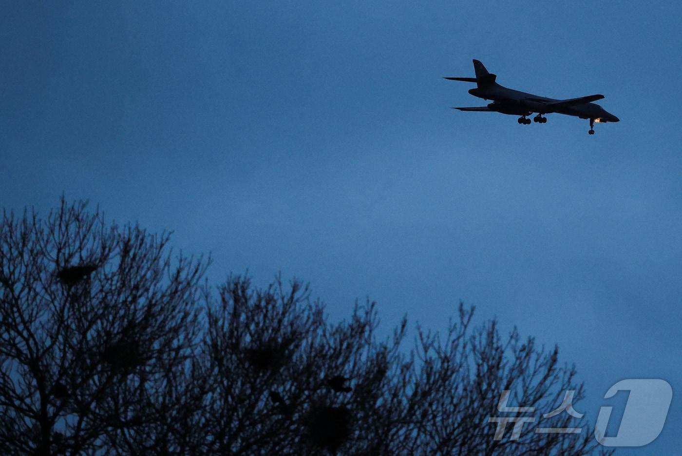 본문 이미지 - 17일(현지시간) 미국과 이스라엘 간 이란과의 갈등이 계속되는 가운데, 미 공군(USAF) 소속 B1-B 폭격기가 영국 글로스터셔주 페어퍼드 공군기지에 착륙을 시도하고 있다. 2026.03.17. ⓒ 로이터=뉴스1