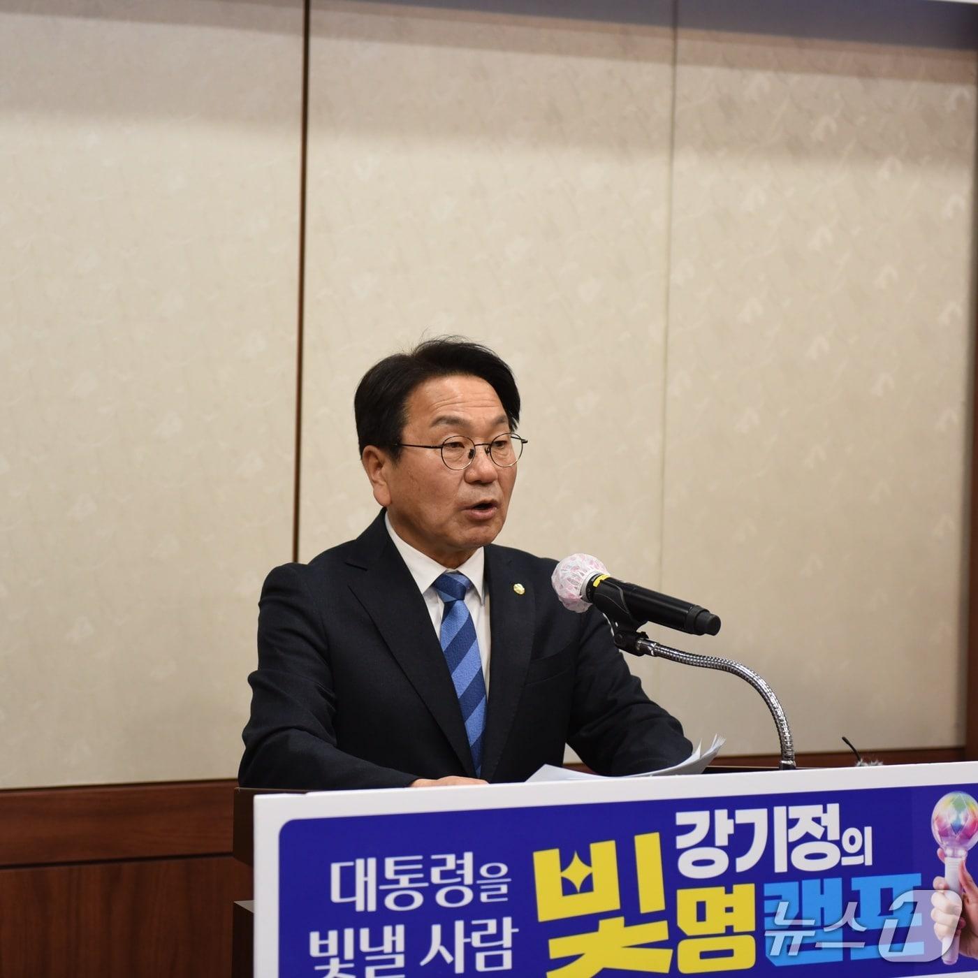 본문 이미지 - 강기정 광주시장이 16일 전남 순천시의회 소회의실에서 전남 동부권 공약을 발표하고 있다.