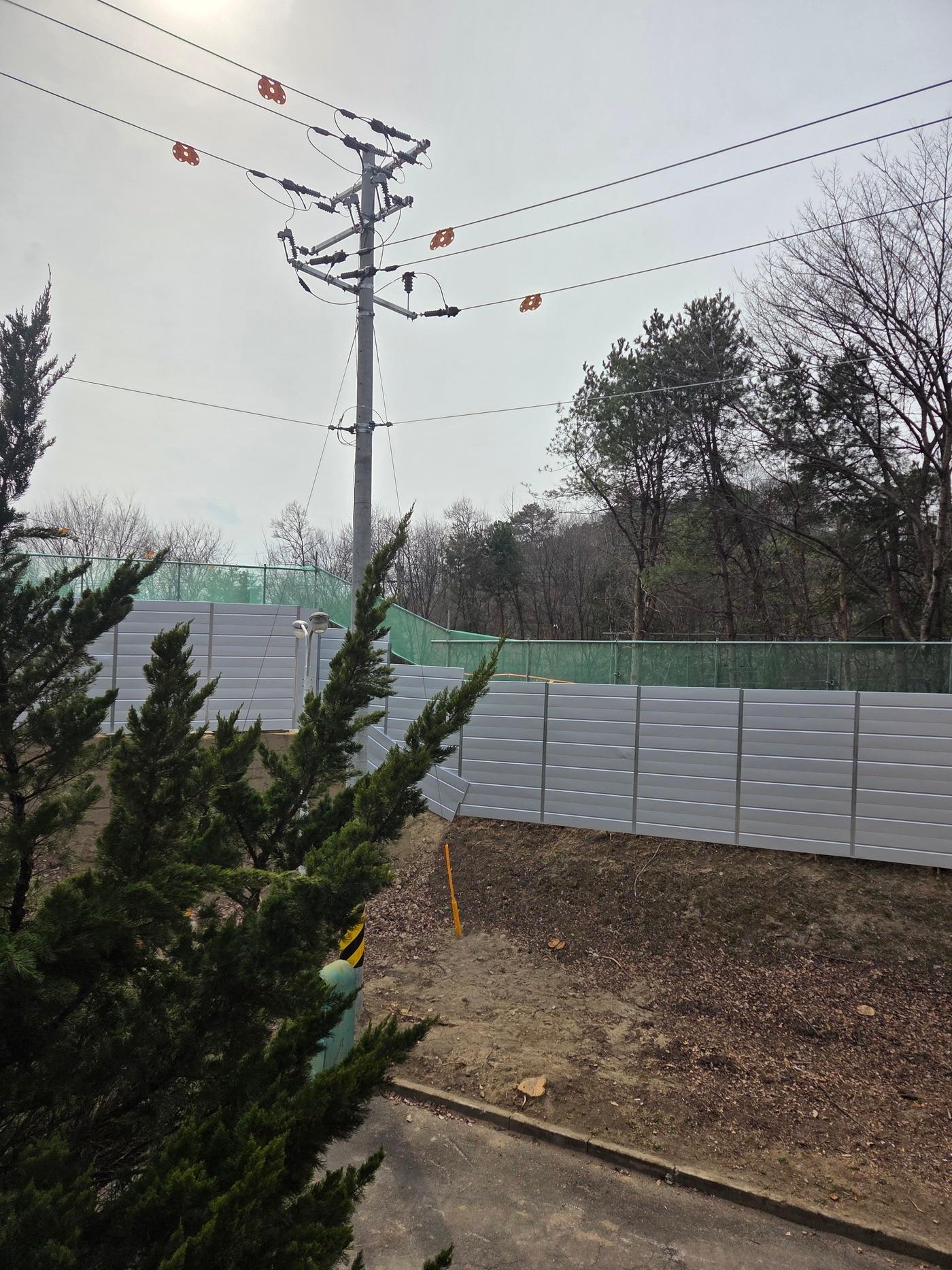 본문 이미지 - 입주 기업 근로자 기숙사에서 촬영한 폐기물 선별시설 예정지 모습.(독자 제공)