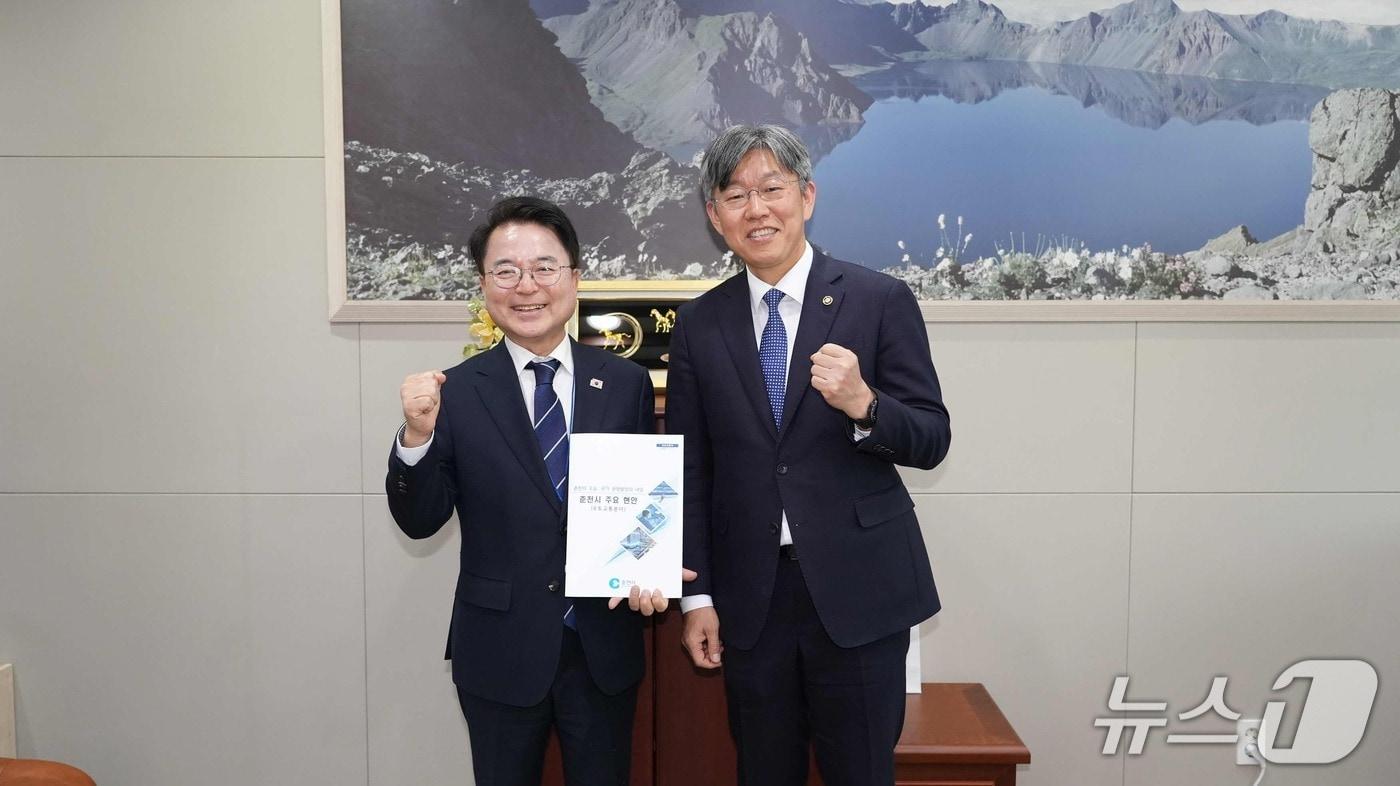 본문 이미지 - 육동한 춘천시장이 17일 세종정부청사에서 국토교통부 김이탁 1차관을 만나 K-AI 시티 선도사업과 강촌도시재생사업, 은퇴마을 조성사업 등의 현안을 설명하고 기념촬영을 하고 있다.(춘천시 제공, 재판매 및 DB금지)