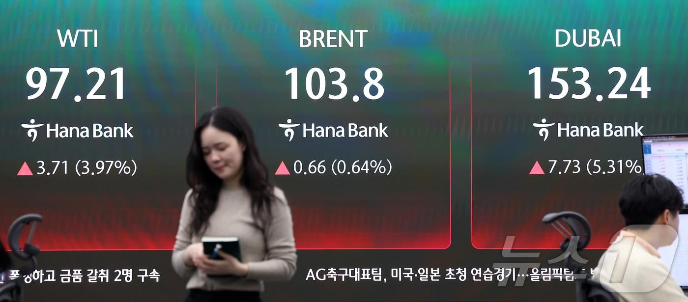 본문 이미지 - 17일 서울 중구 하나은행 본점 딜링룸 전광판에 국제유가가 표시되고 있다. 2026.3.17 ⓒ 뉴스1 김성진 기자