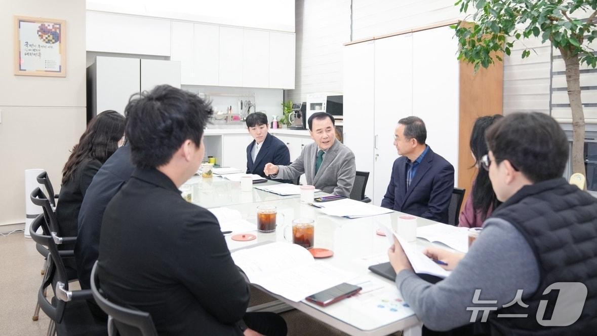 본문 이미지 - 김지철 충남교육감이 17일 민원 담당 공무원들과 민원 대응 업무 전문성 향상 방안을 논의하기 위한 간담회를 가지고 있는 모습. (충남교육청 제공, 재판매 및 DB금지) / 뉴스1