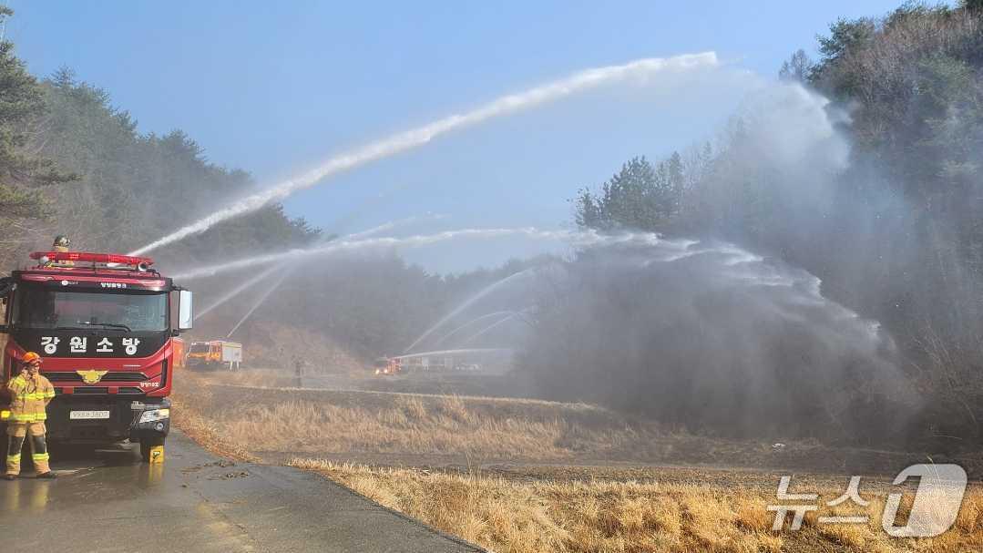 본문 이미지 - 강원특별자치도 소방본부, 양양군 월리 전원주택단지 인근서 동해안 대형산불 대비·대응 실제 동원훈련 현장.(도소방본부 제공, 재판매 및 DB금지)
