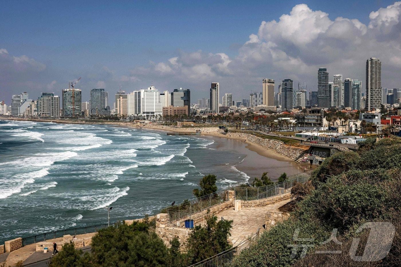 본문 이미지 - 16일(현지시간) 이스라엘의 텔아비브 해안 전경. 2026.03.16. ⓒ AFP=뉴스1