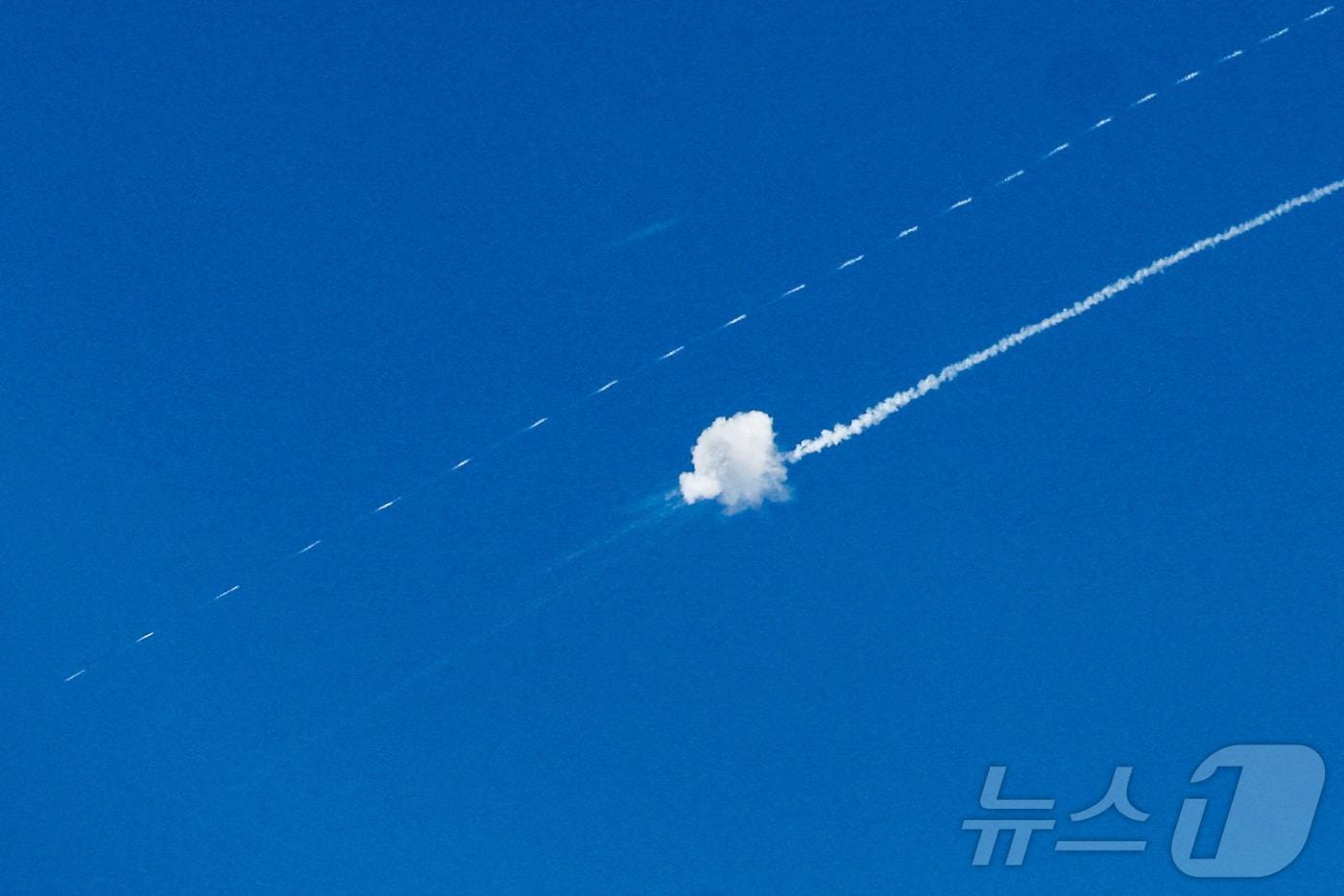 본문 이미지 - 이스라엘 방공망이 16일(현지시간) 이란 미사일을 요격하고 있다. 이스라엘 점령지인 서안 헤브론에서 바라본 장면.2026.03.16. ⓒ 로이터=뉴스1 (자료사진)