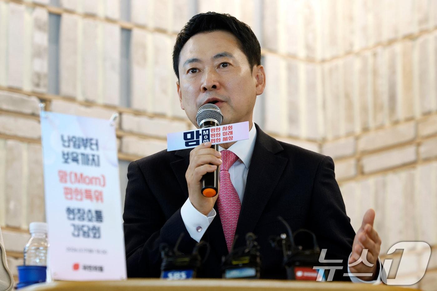 본문 이미지 - 장동혁 국민의힘 대표가 17일 오후 서울시 마포구 마포대로 채그로에서 열린 맘(Mom)편한특별위원회 저출생영유아보육분과위원회 1차 현장 간담회에서 인사말을 하고 있다. 2026.3.17 ⓒ 뉴스1 박정호 기자