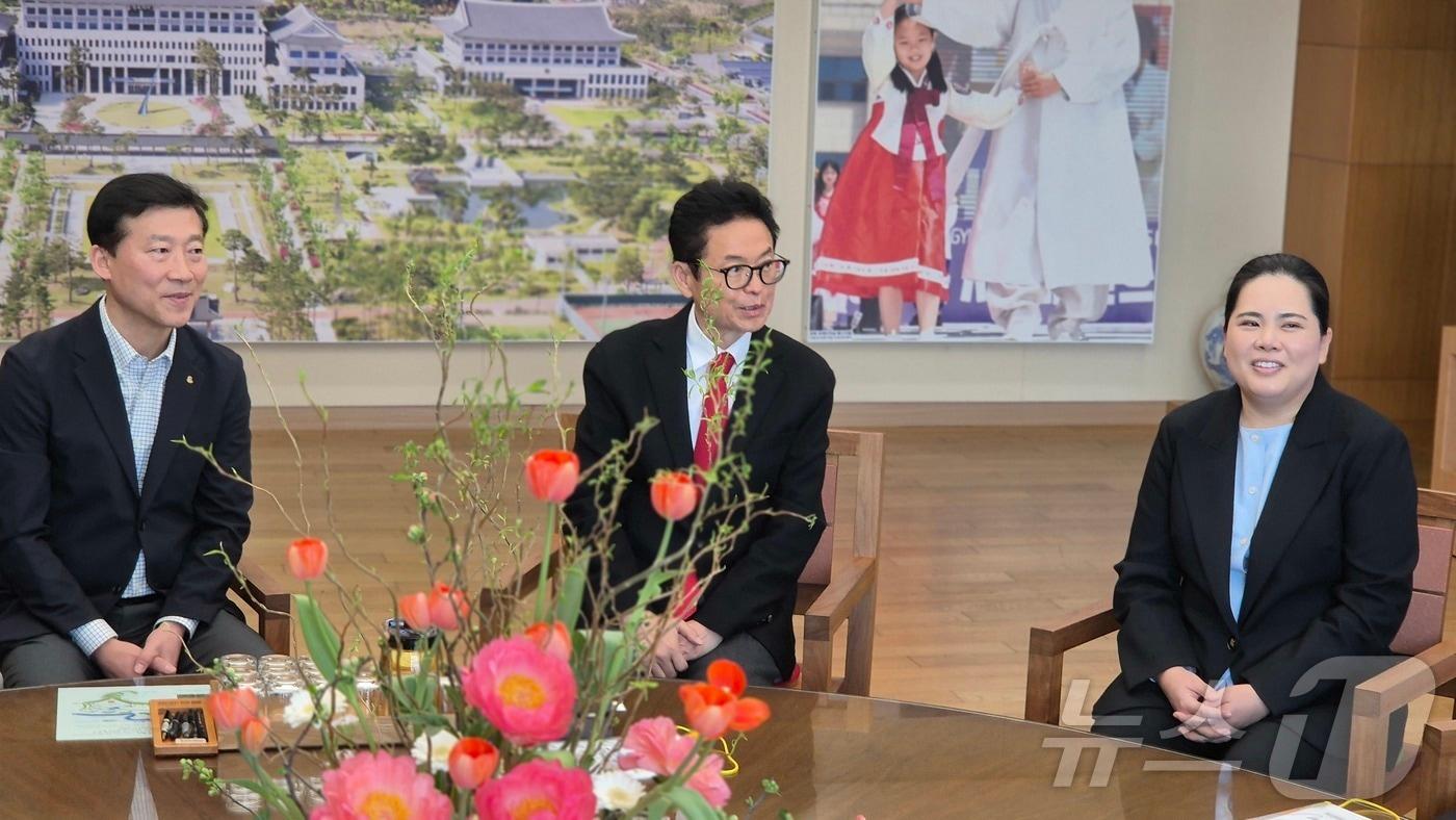 본문 이미지 - 경북도는 17일 도청에서 ‘영주 국가대표 골프 트레이닝센터 및 박인비 골프파크 조성사업’ 업무협약을 체결했다. 사진은 이철우 경북지사와 프로골프 박인비 씨가 환담하는 모습.ⓒ 뉴스1 김대벽기자