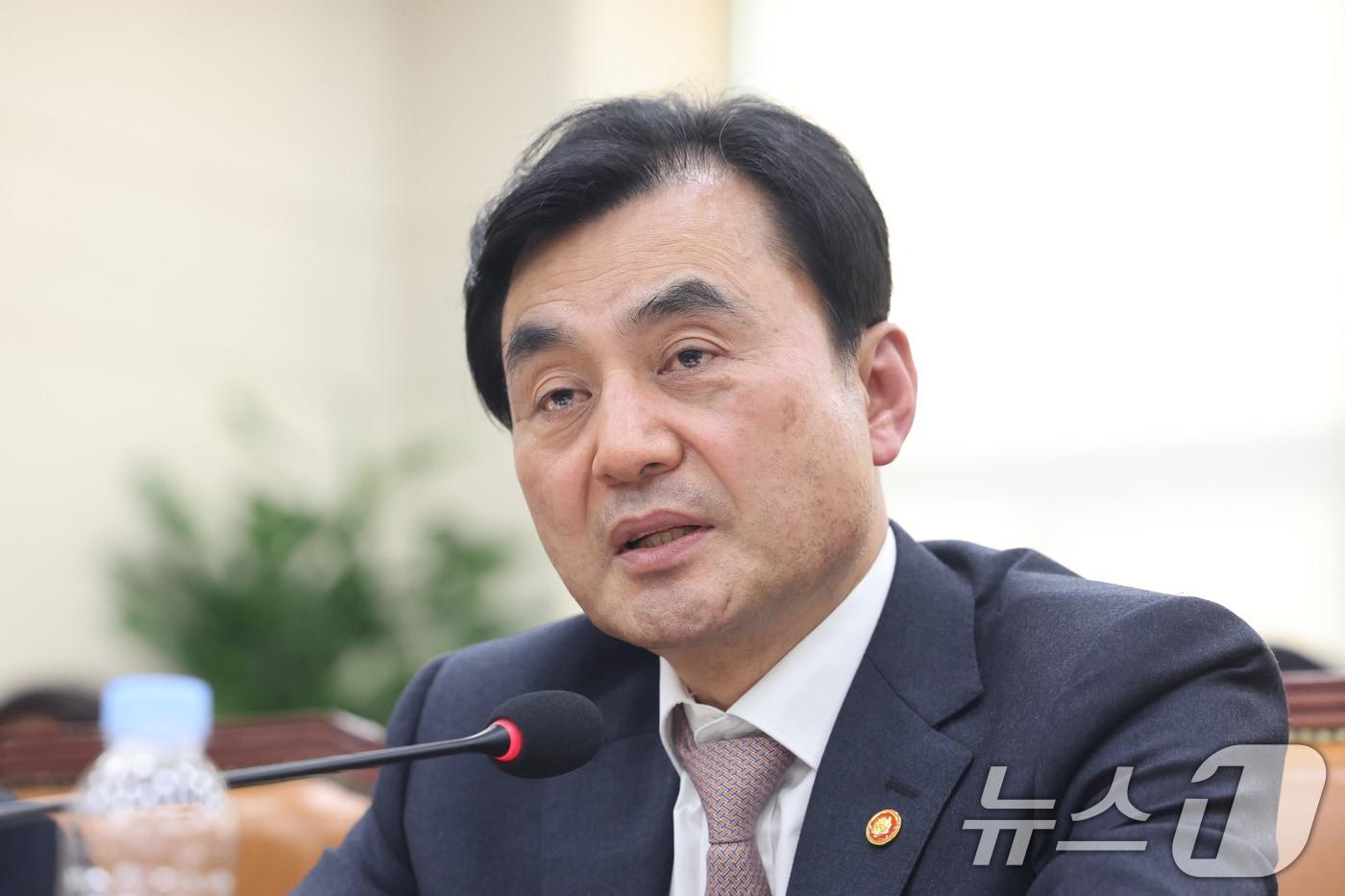 본문 이미지 - 안규백 국방부 장관이 17일 서울 여의도 국회에서 국방위원회 전체회의에서 의원 질의에 답변하고 있다. 2026.3.17 ⓒ 뉴스1 신웅수 기자