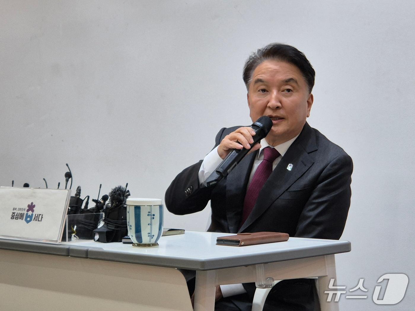 본문 이미지 - 김영환 충북지사가 17일 도청 브리핑룸에서 컷오프, 구속영장 신청과 관련한 입장을 발표하고 있다.