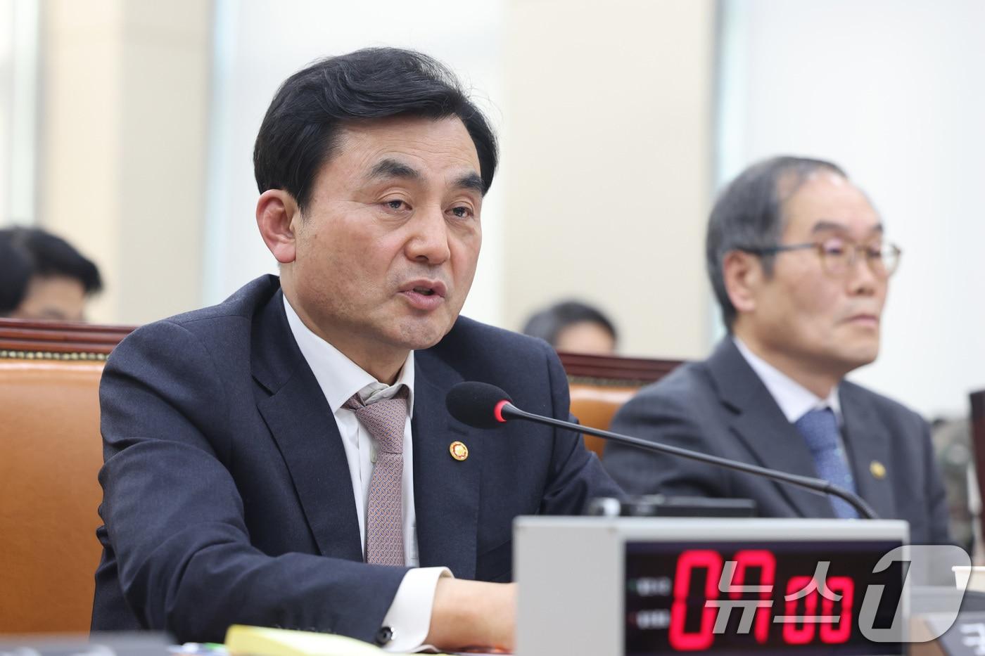 본문 이미지 - 안규백 국방부 장관이 17일 서울 여의도 국회에서 국방위원회 전체회의에서 의원 질의에 답변하고 있다. 2026.3.17 ⓒ 뉴스1 신웅수 기자