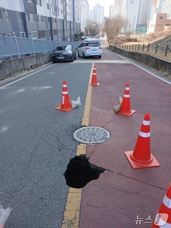 본문 이미지 - 전북 익산시 동산동 한 아파트단지 앞 도로에 발생한 싱크홀.(독자제공. 재판매 및 DB 금지)
