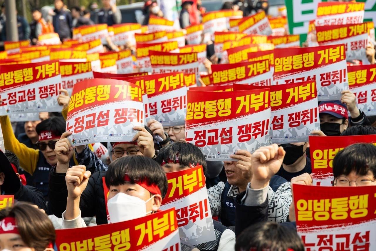 본문 이미지 - 17일 민주노총 조합원들이 공공부문 노정교섭을 요구하며 피켓 시위를 하고 있다. 2026.03.17/(민주노총 제공)