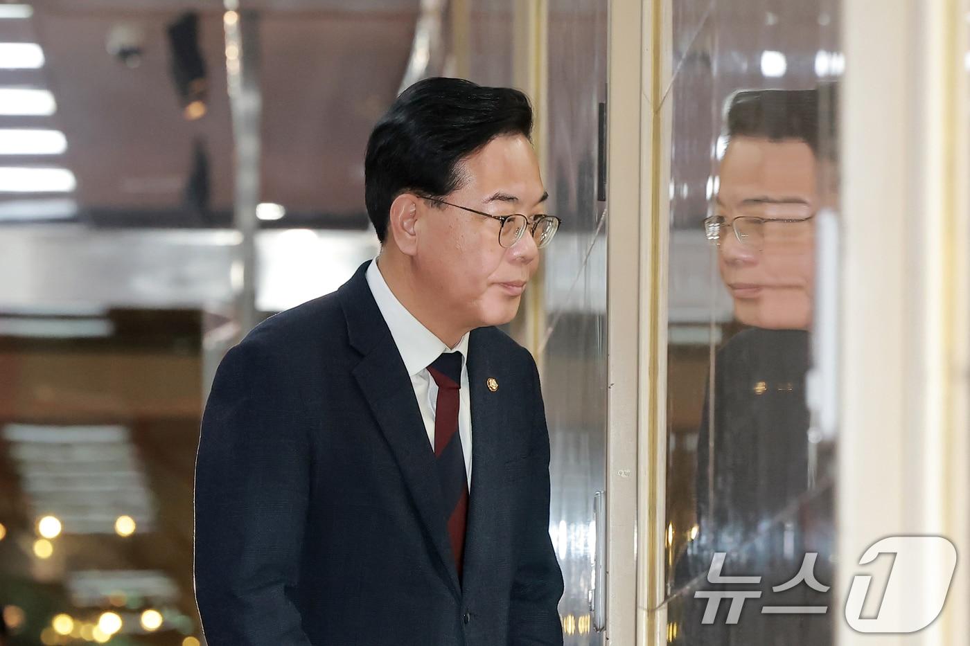 본문 이미지 - 송언석 국민의힘 원내대표가 지난 17일 서울 여의도 국회에서 우원식 국회의장 주재 여야 원내대표 회동에 참석하기 위해 의장실로 향하고 있다. (공동취재) 2026.3.17 ⓒ 뉴스1 신웅수 기자